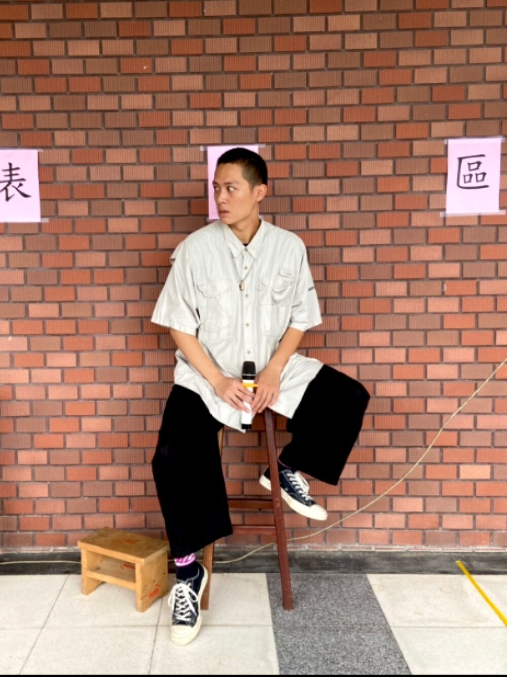 「ootd、街頭穿搭、穿搭、襯衫、襯衫穿搭、寬褲、LouisVuitton、palace、palaceskateboards、cdg converse」｜「LOUIS VUITTONのアイテム（ネックレス、ゴールド系）」を使った、pengさん（メンズ・180cm）の秋コーディネートの1枚目の写真