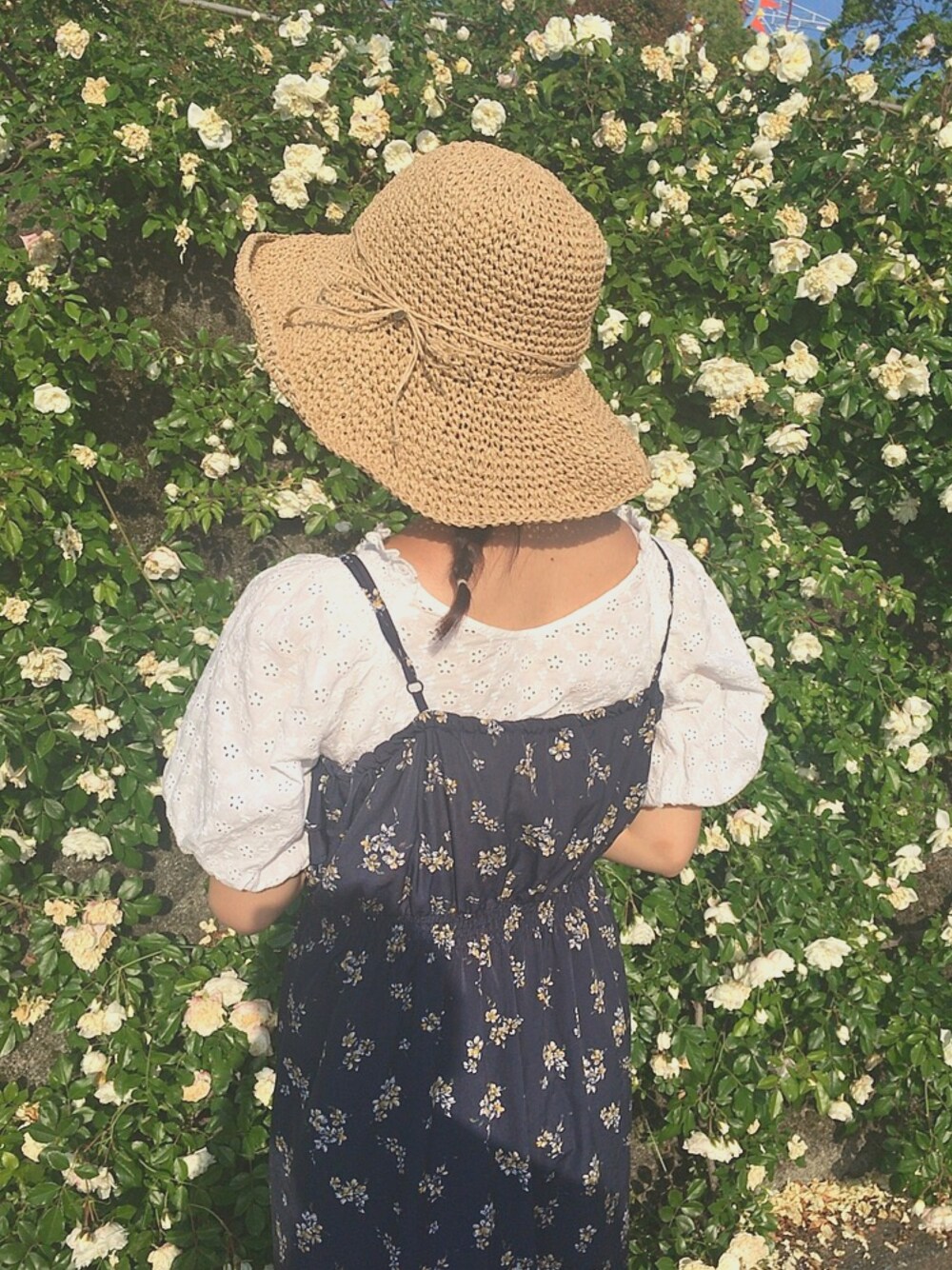 「ピクニック、おしゃピク、公園、バラ園、むぎわら帽子、ワンピース」｜「雑貨屋のアイテム（帽子、ベージュ系）」を使った、FUUUUUKAさん（レディース・163cm）の夏コーディネートの1枚目の写真
