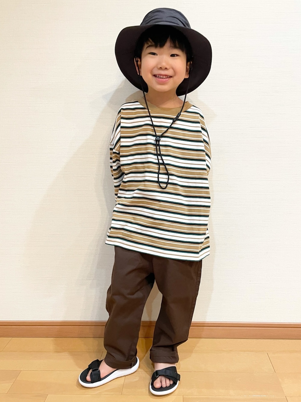 「グローバルワーク(GLOBAL WORK)、宮城舞、カジュアルコーデ、ラフコーデ、夏コーデ、男の子コーデ、キッズコーデ、Tシャツ、ボーダー、アウトドアスタイル」｜「GLOBAL WORKの【宮城舞さんコラボ】ボーダーユルT【キッズ】/940463（Tシャツ/カットソー、ベージュ系）」を使った、かわーたさん（キッズ・110cm）の春コーディネートの1枚目の写真