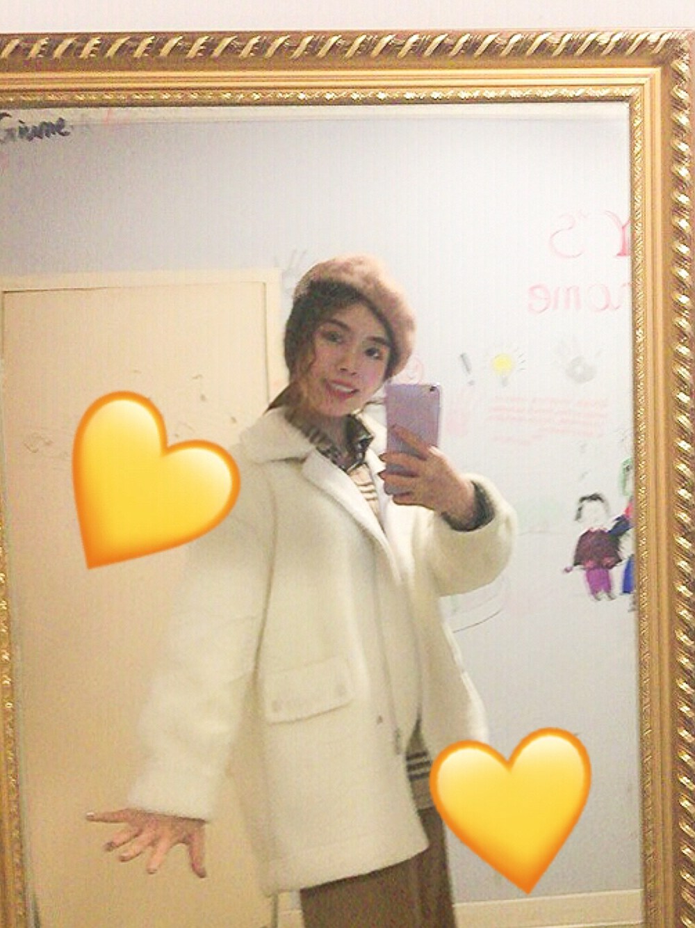 イエロー系のシャツ/ブラウス、ブラウン系のチノパンツを着用したレディースの冬コーディネートの1枚目の写真