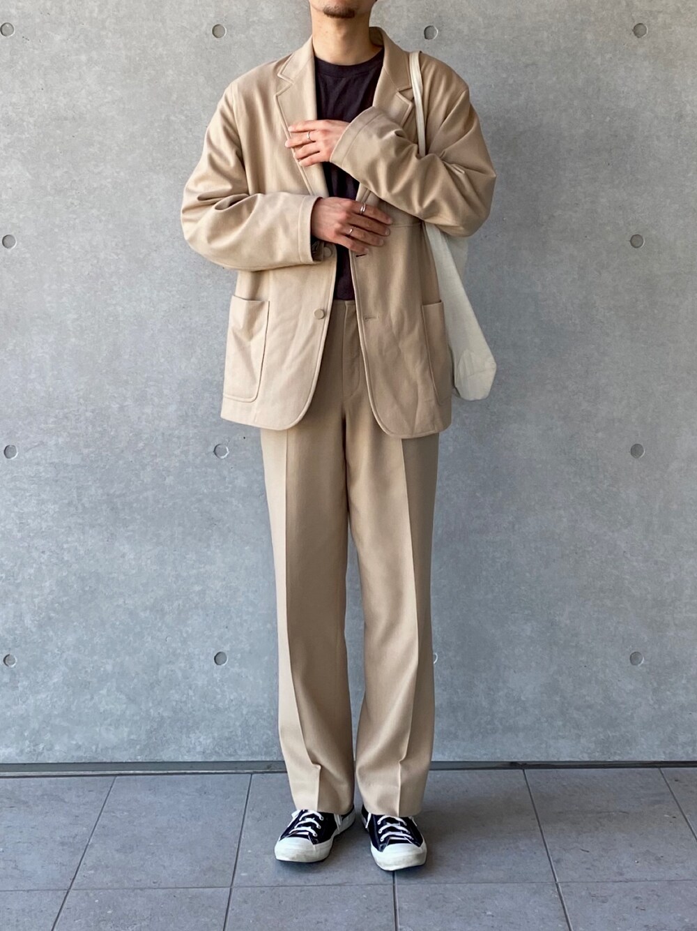 「シンプルコーデ、お洒落さんとつながりたい、きれいめカジュアル、スラックス、ootd、AURALEE、UNIQLO、Moonstar、セットアップ、カジュアルダウン」｜「AURALEEのアイテム（セットアップ、ベージュ系）」を使った、くろのさん（メンズ・178cm）の春コーディネートの1枚目の写真