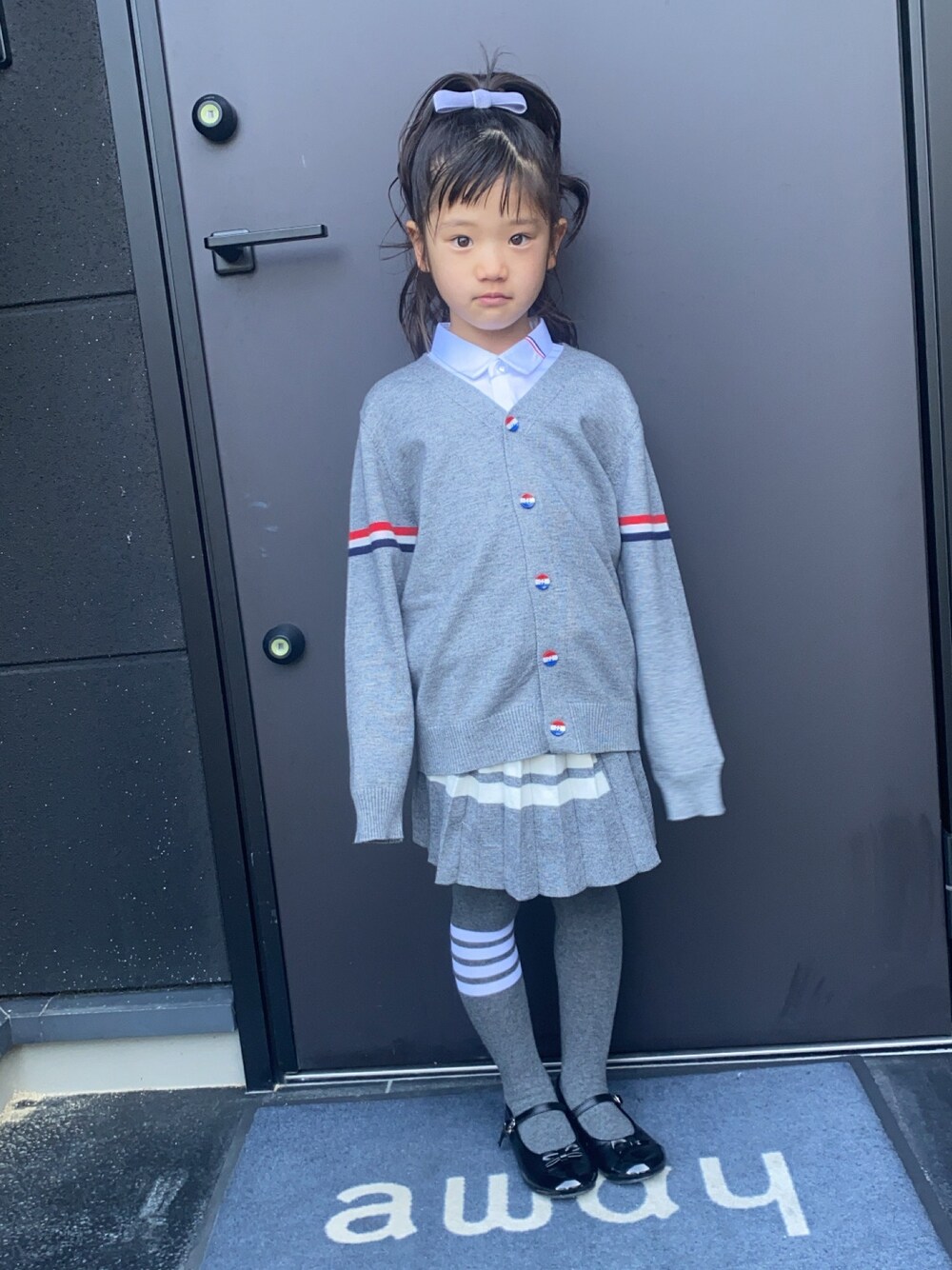 「卒園式」｜「韓国ファッション #Kのアイテム（カーディガン/ボレロ、グレー系）」を使った、mikikoさん（キッズ・120cm）の春コーディネートの1枚目の写真