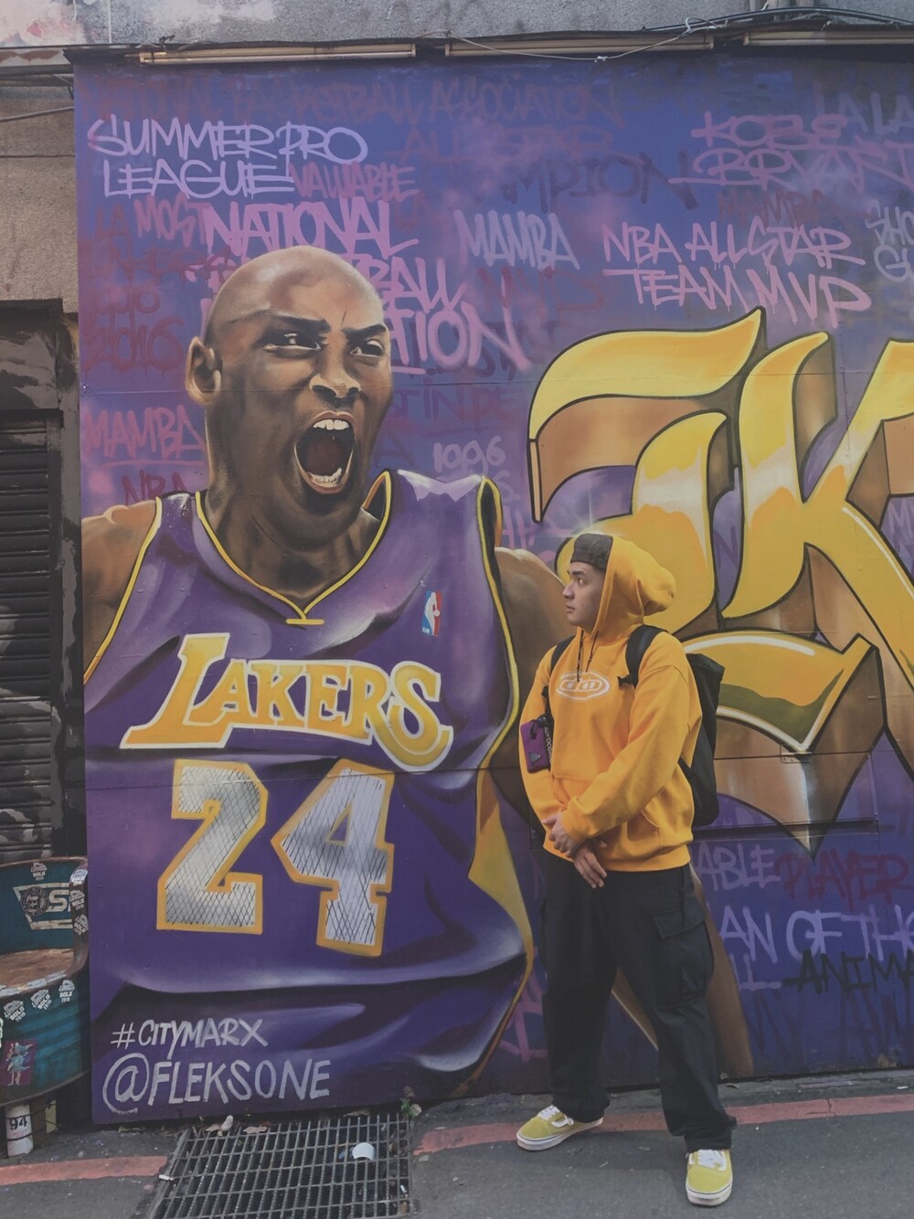 「Kobe、Kobebryant、mambaday、mambamentality、kobe824、TAIPEI、ximen」｜「BRIXTONのアイテム（帽子、ブラウン系）」を使った、游肥  Yuさん（メンズ・165cm）の春コーディネートの1枚目の写真