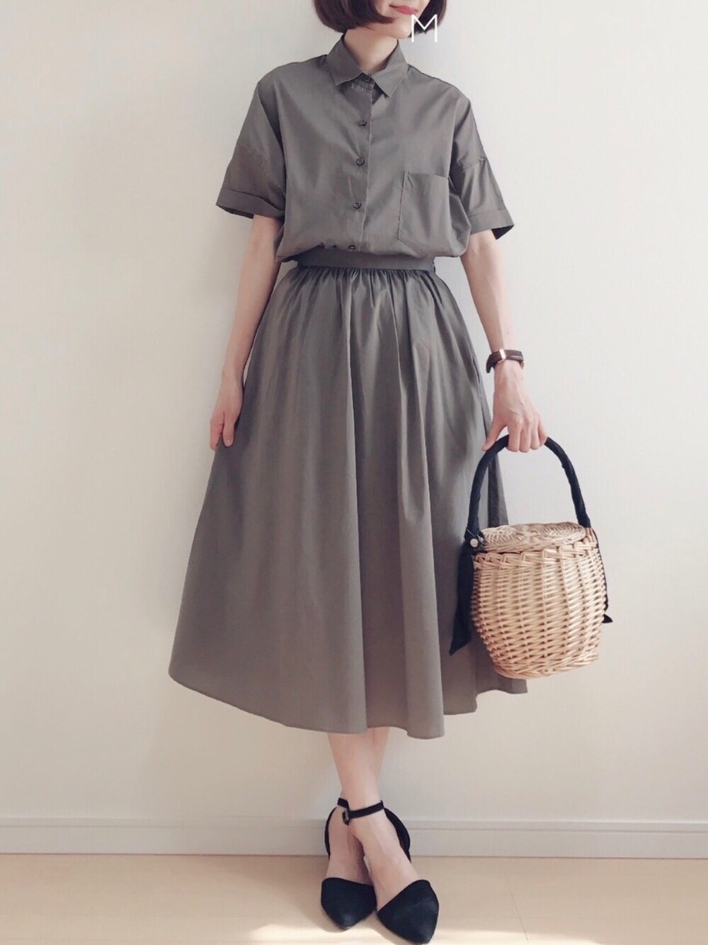 グリーン系のワンピース、ブラック系のトートバッグ、ブラック系のパンプスを着用したレディースの夏コーディネートの1枚目の写真