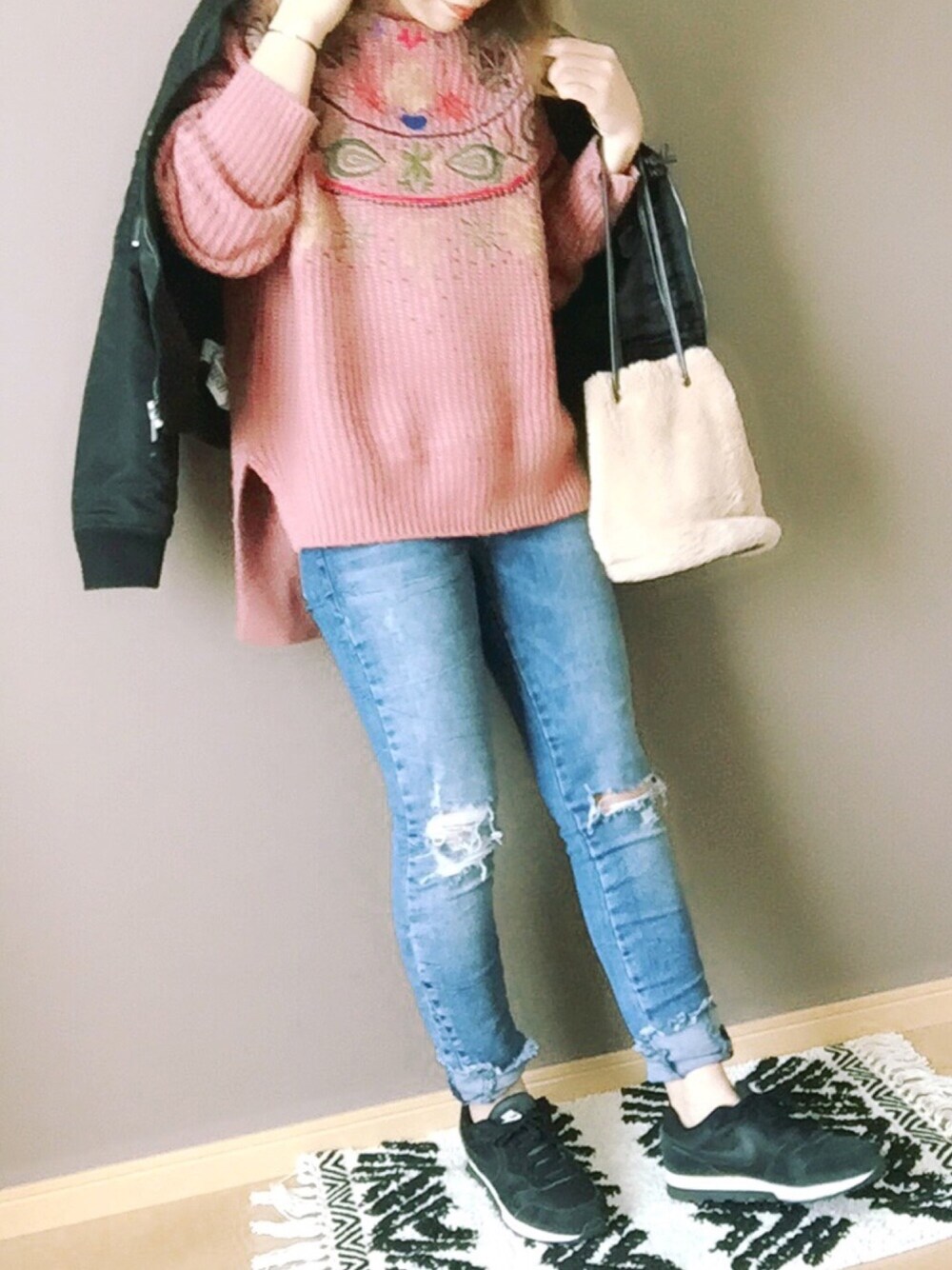 「MA-1、moca、スニーカー、ZARA、雑誌付録、刺繍、刺繍ニット、オトナカジュアル」｜「select MOCAのプチハイネック全面刺繍後ろ長めデザインボリュームニット（ニット/セーター、ピンク系）」を使った、SHIHO_iさん（レディース・156cm）の冬コーディネートの1枚目の写真
