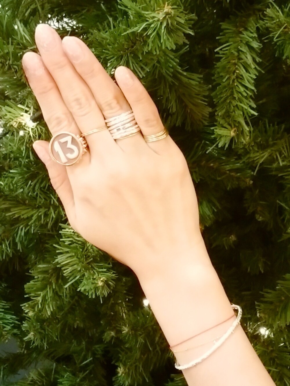 「iosselliani、リング、アクセサリー、 バングル、重ね付け、シルバーアクセサリー、イオッセリアーニ」｜「IOSSELLIANIのIOSSELLIANI Classic 6Stacking Rings（リング、シルバー系）」を使った、mimioさん（レディース・163cm）の冬コーディネートの1枚目の写真