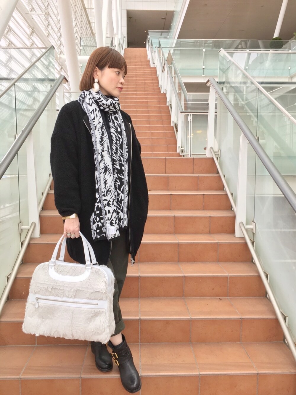 「ブラック、ホワイト、モノトーン、ラビットファー、カーゴパンツ、冬、ファー小物、jacques le corre、hpfrance、ジャックルコー」｜「JACQUES LE CORREのジャック・ル・コー　リスボン（ボストンバッグ、ホワイト系）」を使った、mimioさん（レディース・163cm）の冬コーディネートの1枚目の写真