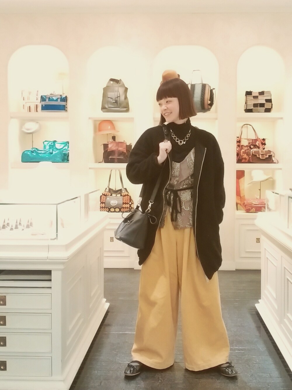 「コーデュロイ、フラットシューズ、iosselliani、ワイドパンツ、マスタード、冬、イオッセリアーニ」｜「IOSSELLIANIのIOSSELLIANI Necklace（ネックレス、シルバー系）」を使った、mimioさん（レディース・163cm）の冬コーディネートの1枚目の写真