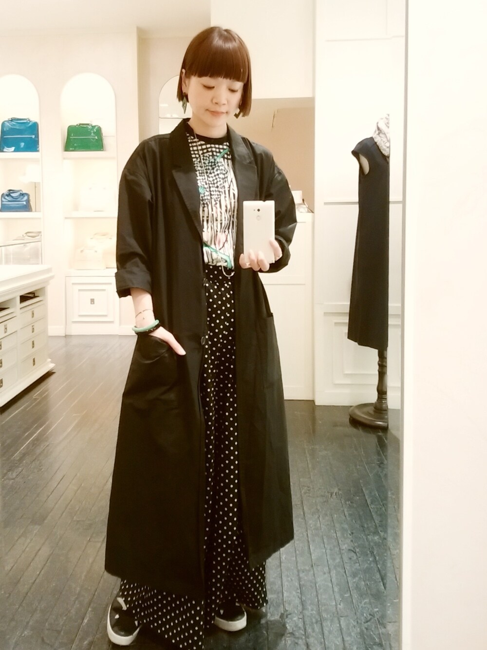 「ブラック、ピアス、ドット、ストライプ、iosselliani、ロングコート、大人カジュアル、ワイドパンツ、スリッポン」｜「IOSSELLIANIのIOSSELLIANI Classic Necklace（ネックレス、シルバー系）」を使った、mimioさん（レディース・163cm）の冬コーディネートの1枚目の写真