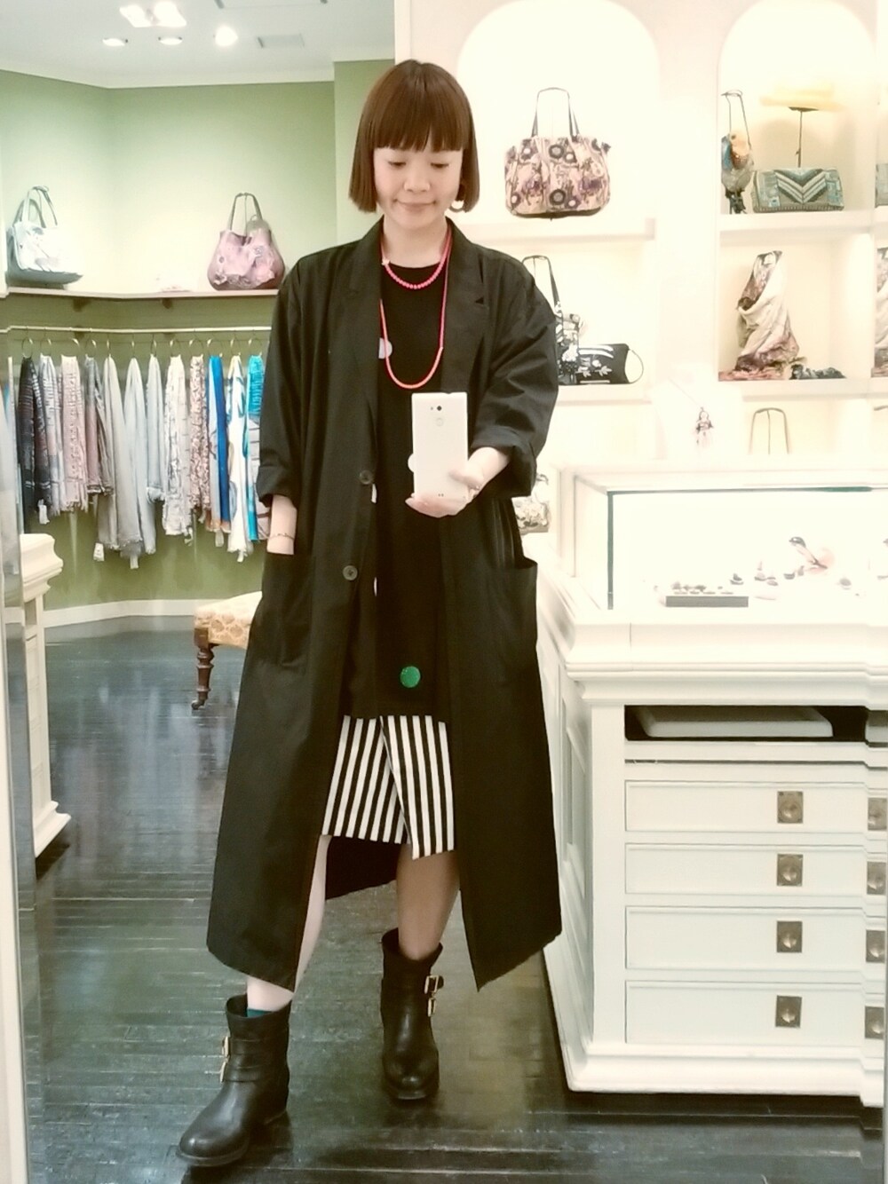 「コート、スカート、ピンク、ドット、ストライプ、ショートブーツ、大人カジュアル、STARSTYLING、春コーデ、FLOLIAN」｜「H.P.FRANCEのフローリアン　ネックレス重ね付け（ネックレス、ピンク系）」を使った、mimioさん（レディース・163cm）の春コーディネートの1枚目の写真