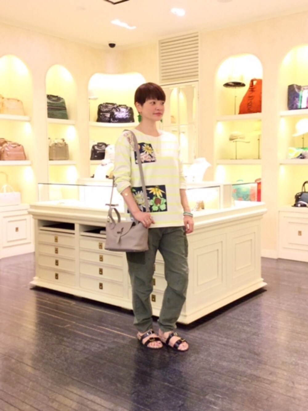 「ボーダー、大人カジュアル、アクセサリー、カーゴパンツ、サンダル、フラットサンダル、swash london」｜「H.P.FRANCEのジェシカ デ ロッツ ジュエリー　ネックレス（ネックレス、ゴールド系）」を使った、mimioさん（レディース・163cm）の春コーディネートの1枚目の写真
