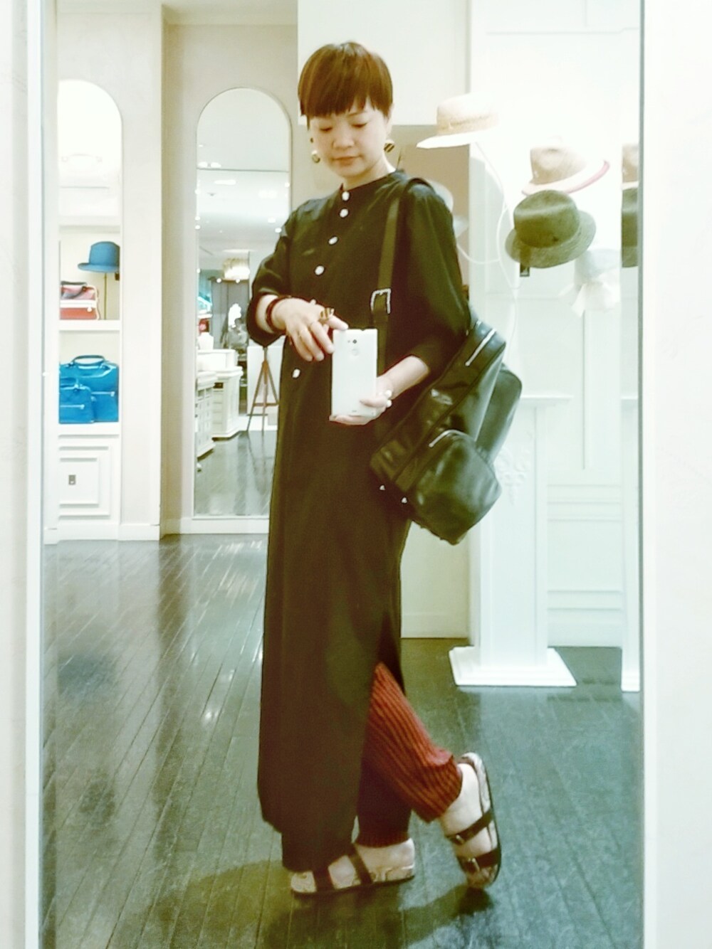 「柄パンツ、リュック、ストライプ、 ブラック、ロングワンピース、 サンダル、collection PRIVEE、jacques le corre」｜「WOUTERS & HENDRIXのWouters&Hendrix リング（リング、ブラウン系）」を使った、mimioさん（レディース・163cm）の春コーディネートの1枚目の写真