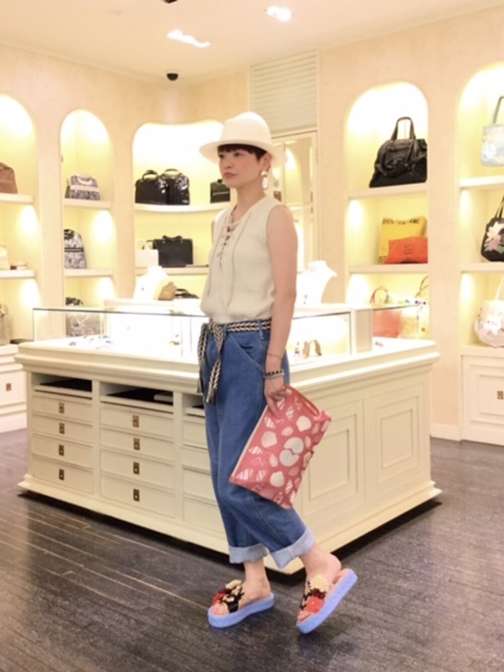 「デニム、ホワイト、夏、クラッチバッグ、帽子、ノースリーブ、ゆるコーデ、オトナカジュアル」｜「MUHLBAUERのミュールバウアー　帽子（ハット、ホワイト系）」を使った、mimioさん（レディース・163cm）の春コーディネートの1枚目の写真