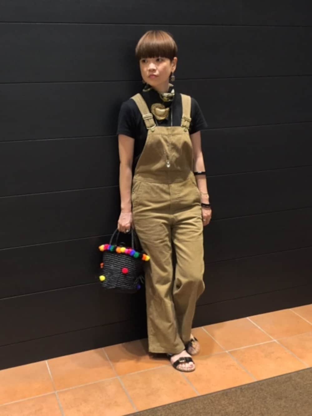 「コーデュロイ、夏、オールインワン、オーバーオール、スカーフ、かごバッグ、オトナカジュアル、sensi studio」｜「SENSI STUDIOのSENSI STUDIO　カゴバッグ（かごバッグ、ブラック系）」を使った、mimioさん（レディース・163cm）の夏コーディネートの1枚目の写真
