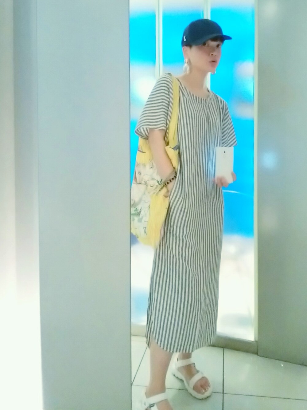 「ワンピース、シンプル、キャップ、休日スタイル、シンプルコーデ、ゆるコーデ、teva、オトナカジュアル、Muhlbauer、ミュールバウアー」｜「APROSIO&COのAPROSIO&CO　ビーズブレスレット（ブレスレット、ブルー系）」を使った、mimioさん（レディース・163cm）の夏コーディネートの1枚目の写真
