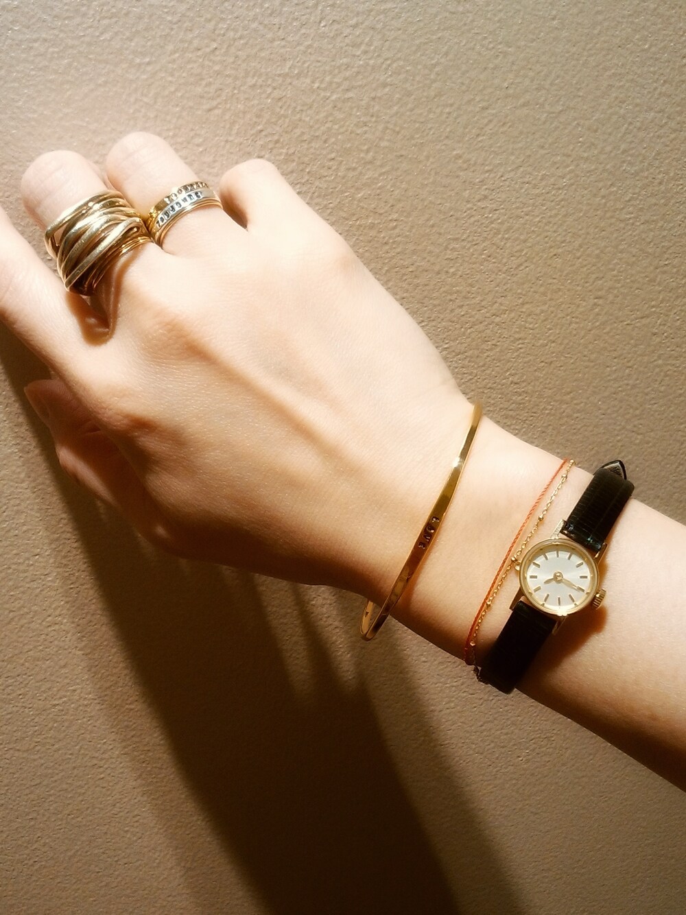 「シンプル、iosselliani、アクセサリー、ブレスレット、時計、バングル、serge thoraval、オトナ女子、induna」｜「SERGE THORAVALのSERGE THORAVAL Bangle 【LOVE】（バングル/リストバンド、ゴールド系）」を使った、mimioさん（レディース・163cm）の冬コーディネートの1枚目の写真