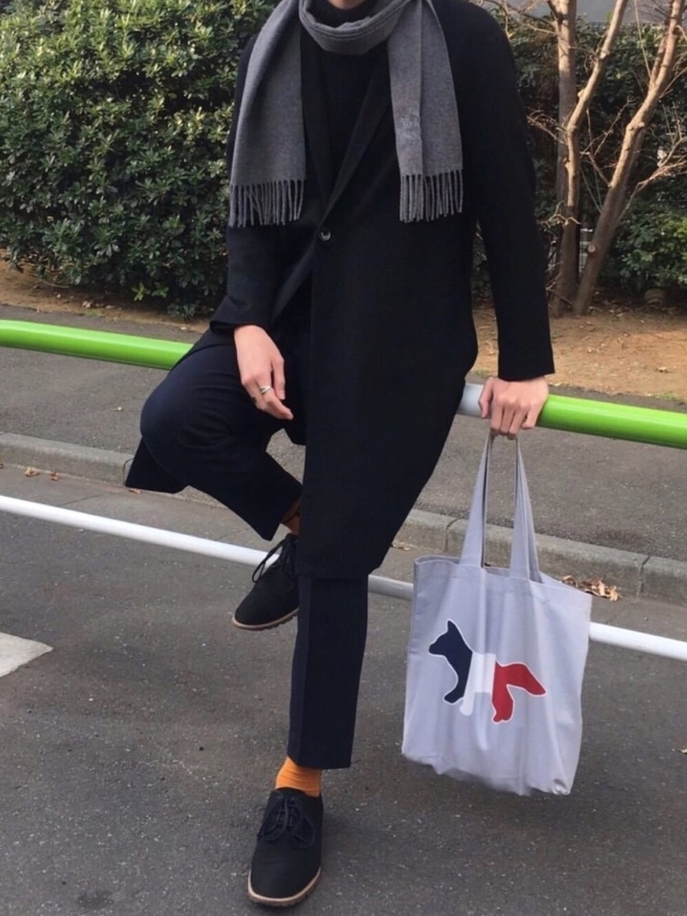 「Vivienne Westwood、マフラー、タートルネックニット、差し色、abahouse、黒コート、リング、トートバッグ、メゾン キツネ(MAISON KITSUNE)、MAISON KITSUNE」｜「ABAHOUSEのウールワッシャーベルテッドコート（チェスターコート、ブラック系）」を使った、Aさん（メンズ・187cm）の冬コーディネートの1枚目の写真
