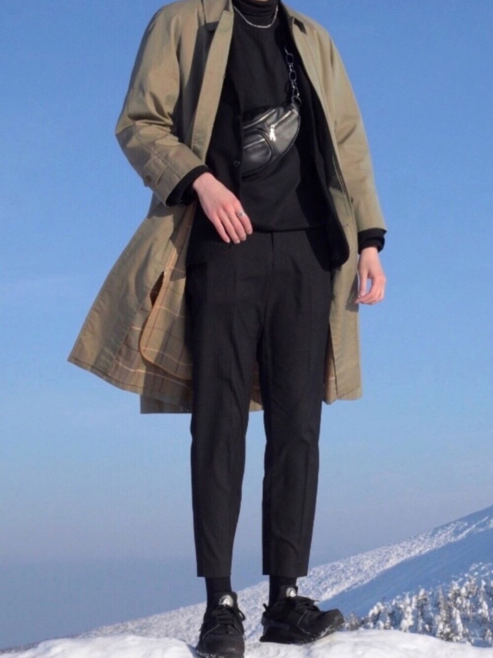 「burberry、バーバリー、POST MODER、アンクルパンツ、エアハラチ、シルバーアクセサリー、UNIQLO、ootd、モード、蔵王」｜「BURBERRYのアイテム（ステンカラーコート、ベージュ系）」を使った、Aさん（メンズ・187cm）の春コーディネートの1枚目の写真