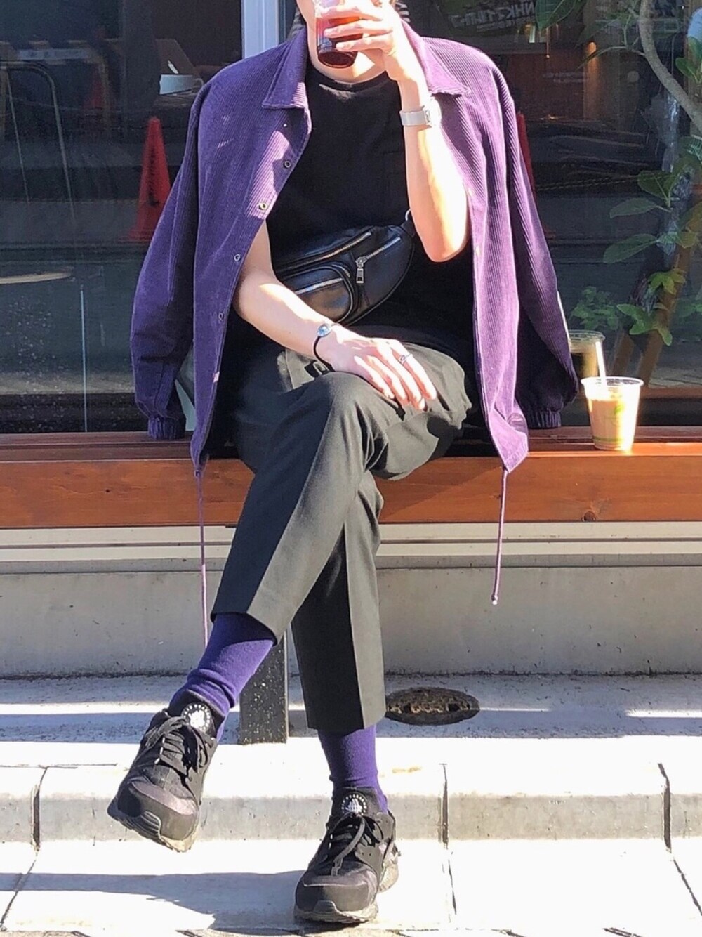 「春コーデ、紫、パープル×黒、パープル、パープルコーデ、コーデュロイ、コーデュロイジャケット、JOHN LAWRENCE SULLIVAN、ヘアバンド、ZOZO」｜「ZOZOのクルーネックポケットTシャツ（パターンオーダー）／ブラック［MEN］（Tシャツ/カットソー、ブラック系）」を使った、Aさん（メンズ・187cm）の春コーディネートの1枚目の写真