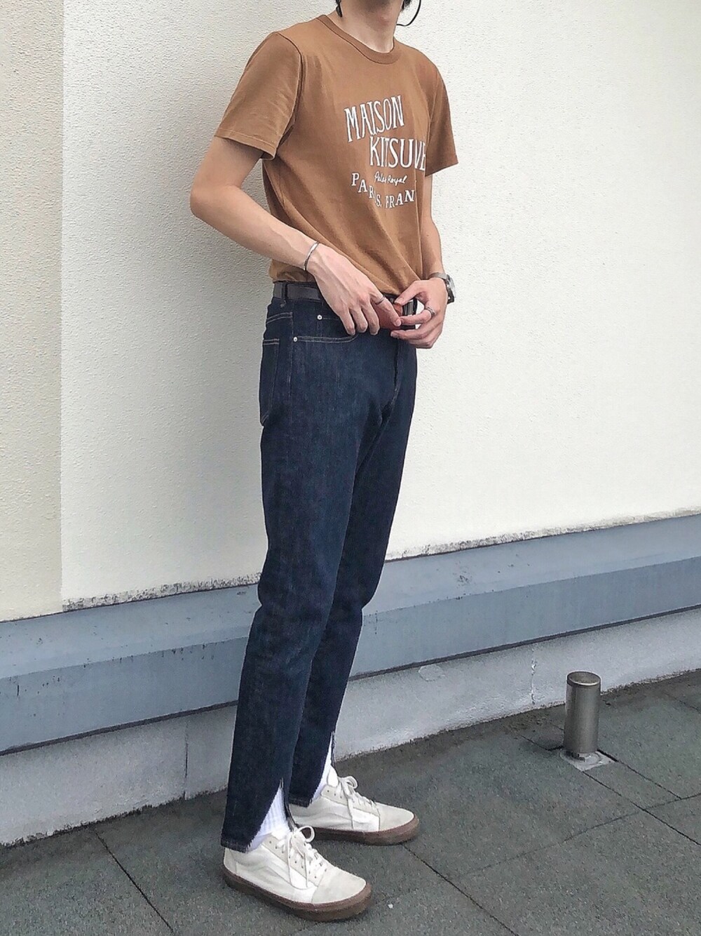 「夏だ！Tシャツ着よう！、MAISON KITSUNE、メゾンキツネ、ベージュ、ベージュコーデ、ベージュTシャツ、フレアパンツ、スリットパンツ、oldskool、タックイン」｜「Maison KitsuneのTEE-SHIRT PALAIS ROYAL（Tシャツ/カットソー、ベージュ系）」を使った、Aさん（メンズ・188cm）の夏コーディネートの1枚目の写真
