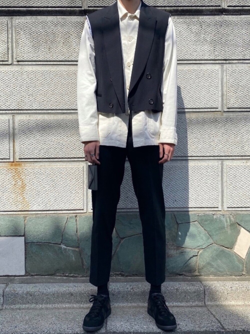「モノトーン、白黒、白黒コーデ、ベスト、ジャーマントレーナー、GUCCI、BALENCIAGA、Maison Martin Margiela、リメイク、ワークシャツ」｜「BALENCIAGAのアイテム（キーケース/キーアクセサリー、グレー系）」を使った、Aさん（メンズ・187cm）の春コーディネートの1枚目の写真