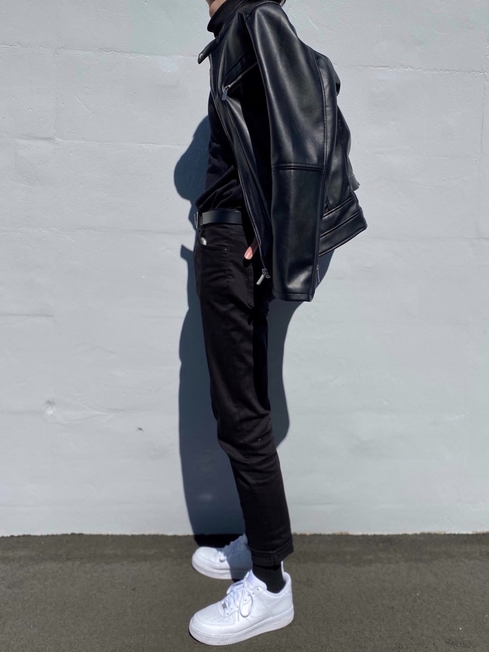「ライダース、シングルライダース、レザージャケット、レザー、オールブラック、エアフォースワン、おしゃれさんと繋がりたい、ootd、はるコーデ、春コーデ」｜「BURBERRYのBurberry - チェック 二つ折り財布 - men - レザー - ワンサイズ（財布、ブラック系）」を使った、Aさん（メンズ・187cm）の春コーディネートの1枚目の写真