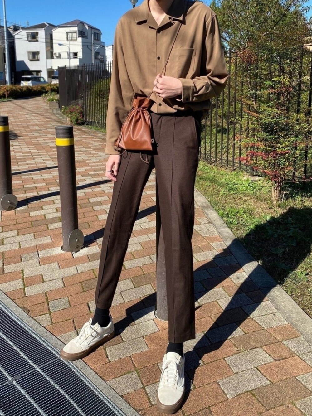 「秋のコーデ、ブラウンコーデ、ベージュコーデ、ベージュ×ブラウン、カフェオレコーデ、おしゃれさんと繋がりたい、休日スタイル、巾着バッグ、オールドスクール、ootd」｜「BURBERRYのBurberry - チェック 二つ折り財布 - men - レザー - ワンサイズ（財布、ブラック系）」を使った、Aさん（メンズ・187cm）の秋コーディネートの1枚目の写真