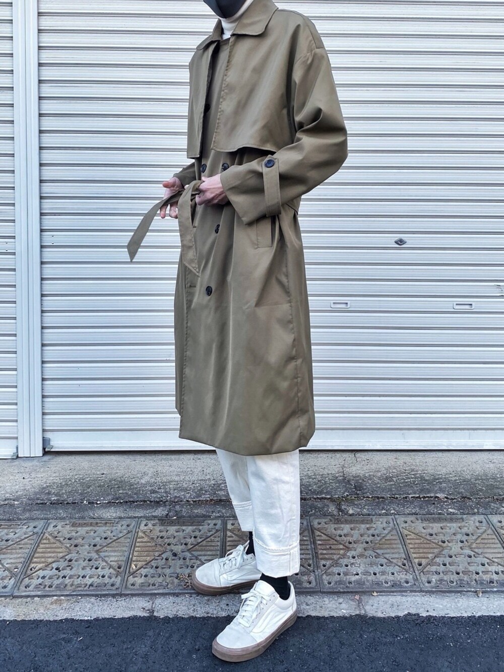 「休日スタイル、モノトーン、ベージュコーデ、白パンツ、トレンチコート、韓国ファッション、burberry、GUCCI、MAISON KITSUNE、ootd」｜「BURBERRYのBurberry - チェック 二つ折り財布 - men - レザー - ワンサイズ（財布、ブラック系）」を使った、Aさん（メンズ・187cm）の冬コーディネートの1枚目の写真