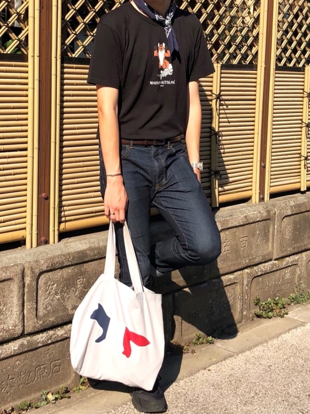 「夏のワントーンコーデ、バンダナ首巻き、バンダナ、MAISON KITSUNE、メゾン キツネ(MAISON KITSUNE)、スカーフアレンジ、トートバッグ、タックイン、スカーフ、ワントーンコーデ」｜「Maison KitsuneのTEE-SHIRT PIXEL FOX（Tシャツ/カットソー、ブラック系）」を使った、Aさん（メンズ・187cm）の夏コーディネートの1枚目の写真
