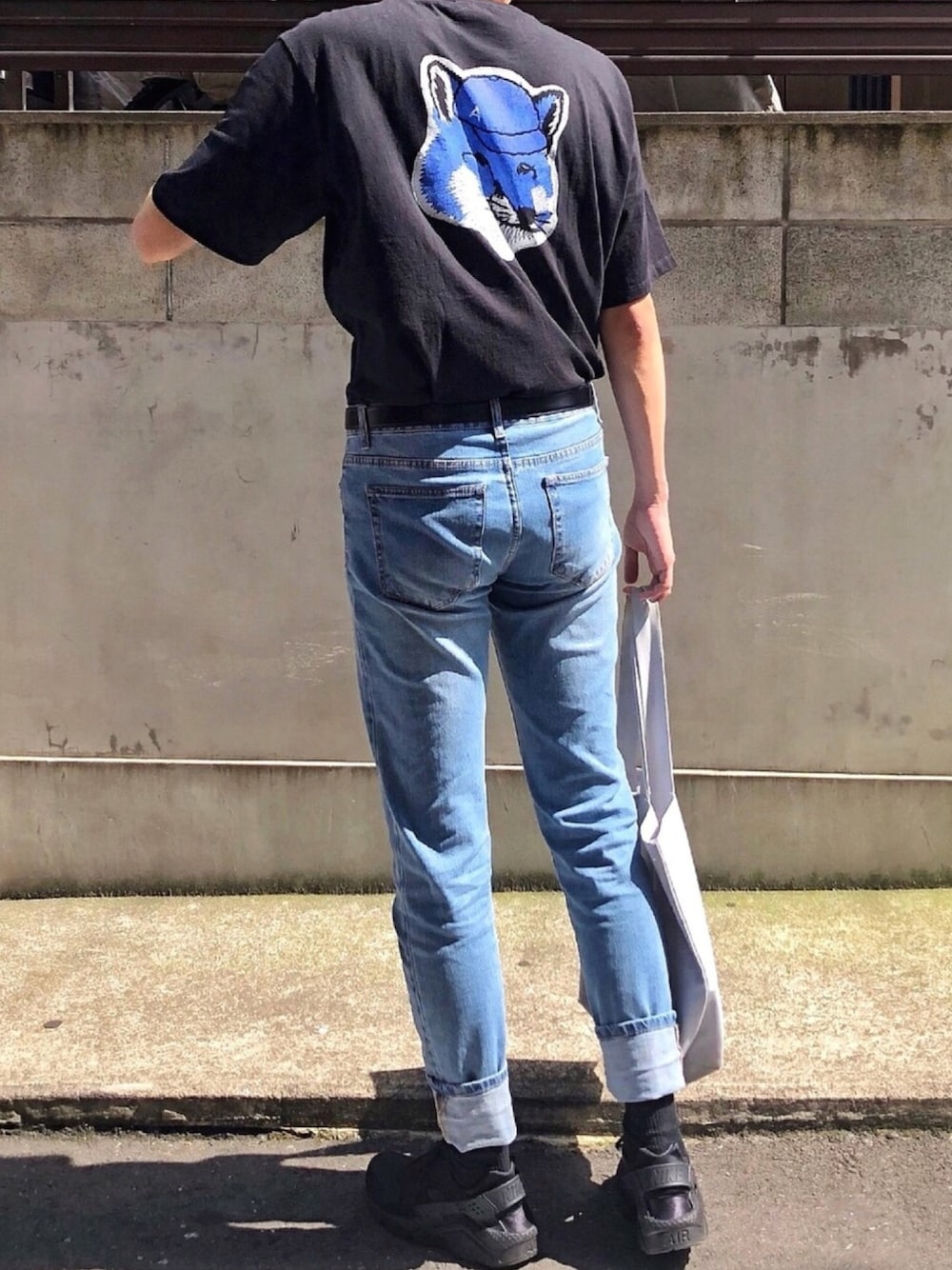 「FUJIROCKEEN、ADER error、MAISON KITSUNE、バックプリント、airhuarache、エアハラチ、お洒落さんとつながりたい、スニーカーコーデ、kitsune、メゾン キツネ(MAISON KITSUNE)」｜「Maison KitsuneのTEE CAP-FOX HEAD（Tシャツ/カットソー、ブラック系）」を使った、Aさん（メンズ・188cm）の夏コーディネートの1枚目の写真