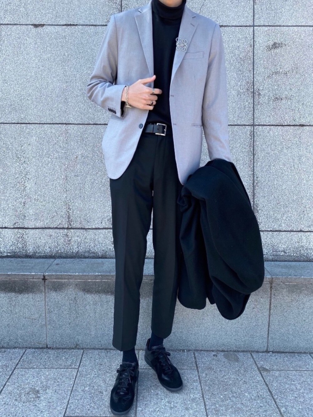 「パステル映える春、パステルカラー、Maison Martin Margiela、LOEWE、GUCCI、テーラードジャケット、グレージャケット、ジャーマントレーナー、ブローチ、モノトーン」｜「Maison MargielaのMaison Margiela Replica Leather And Suede Sneakers（スニーカー、ブラック系）」を使った、Aさん（メンズ・187cm）の春コーディネートの1枚目の写真