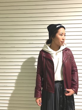 AVIREXのライダースジャケット（レッド系）を使った人気ファッション