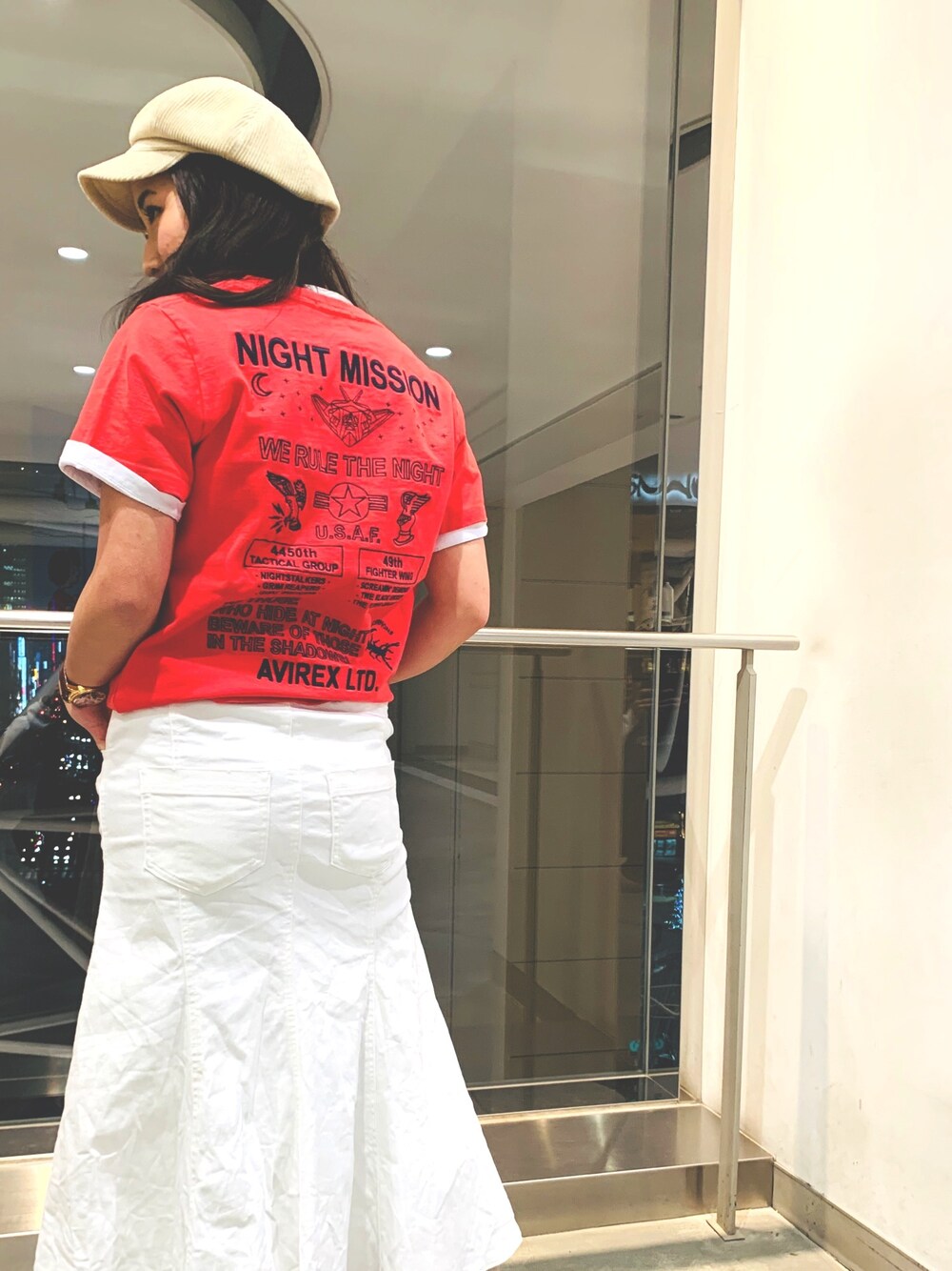 ピンク系のTシャツ/カットソー、ホワイト系のデニムスカートを着用したレディースの春コーディネートの1枚目の写真