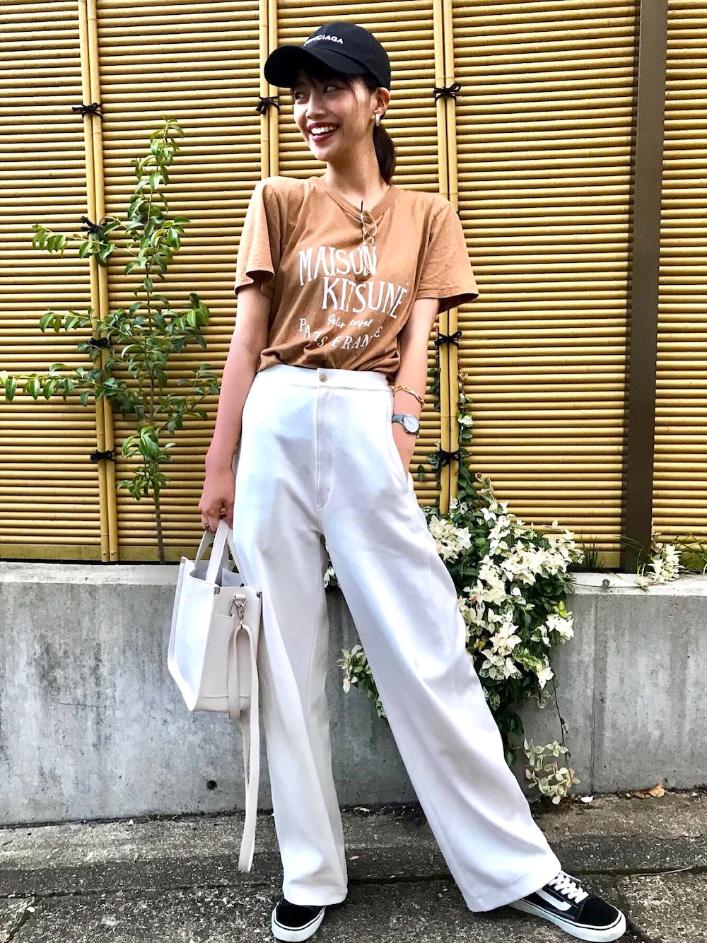 「summer、カジュアル、カジュアルコーデ、MAISON KITSUNE、UNIQLO、UNIQLO U、ユニクロ、オールドスクール、BALENCIAGA、秋のコーデ」｜「UNIQLOのワイドフィットカーブジャージーパンツ(丈標準72～74cm）（その他パンツ、ホワイト系）」を使った、藤野結衣さん（レディース・166cm）の夏コーディネートの1枚目の写真