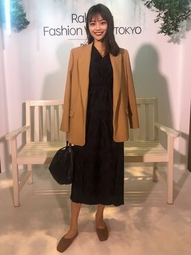 「LOEWE」｜「アイテム（スリッポン）」を使った、藤野結衣さん（レディース・167cm）の秋コーディネート
