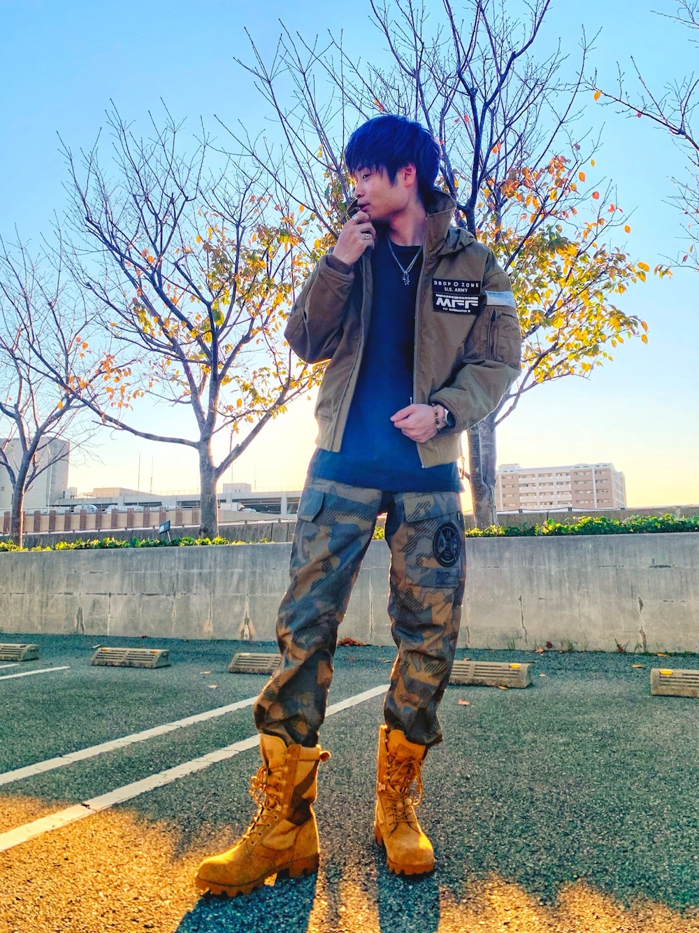 「ミリタリー、ブーツ、MA-1、ベージュ、秋のコーデ、AVIREX、冬コーデ、ミリタリーMIX、今日のコーデ、おしゃれさんと繋がりたい」｜「AVIREXのクルーネックTシャツ ハロ/CREW NECK T-SHIRT HALO【Avirex Military Camp】（Tシャツ/カットソー、ブラック系）」を使った、hayatoさん（メンズ・168cm）の秋コーディネートの1枚目の写真