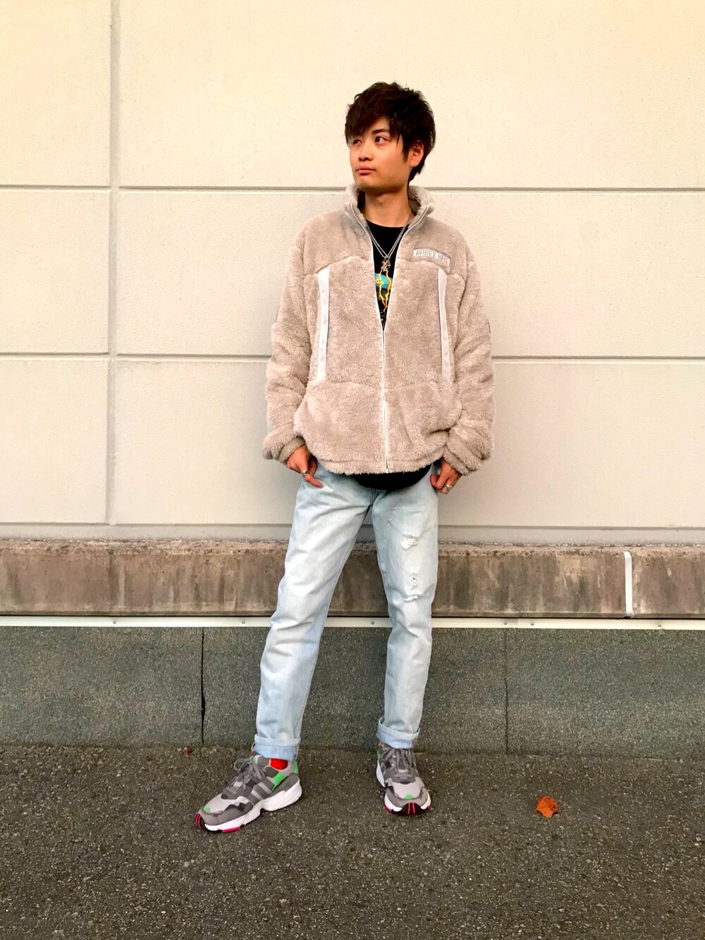「スニーカー、デニム、カジュアル、秋のコーデ、AVIREX、フリース、オーバーサイズ、シンプルコーデ、フォローミー、おしゃれさんと繋がりたい」｜「AVIREXのフリース コンバット ジップカーディガン/LONG PILE FLEECE COMBAT ZIP CARDIGAN（ミリタリージャケット、シルバー系）」を使った、hayatoさん（メンズ・168cm）の秋コーディネートの1枚目の写真