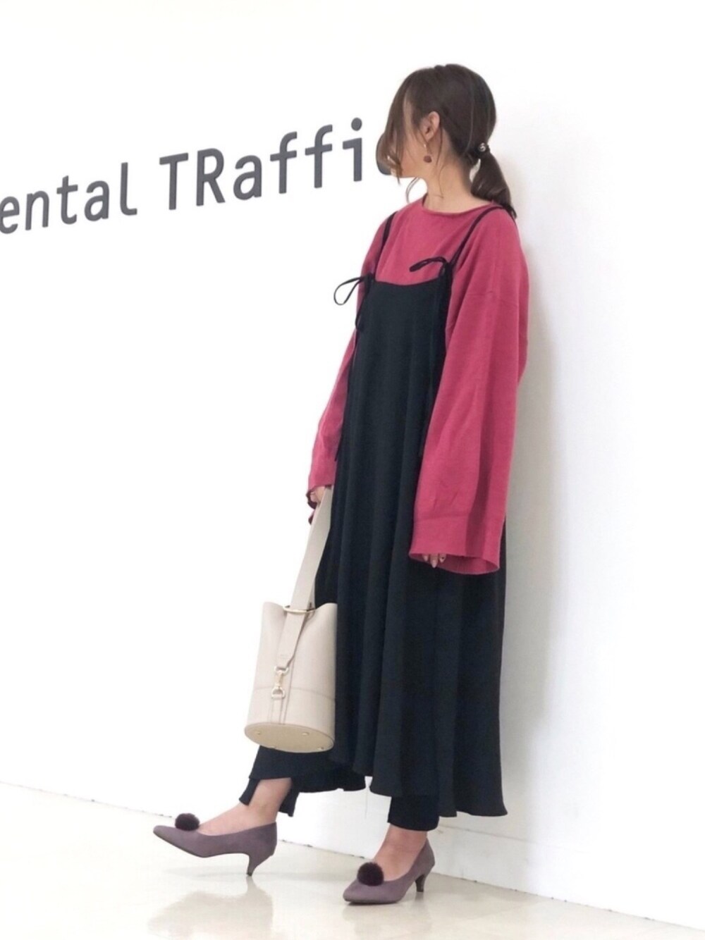 「カジュアル、ピンク、秋のコーデ、オリエンタルトラフィック、秋服、ピンクニット、キャミワンピ、バケツバッグ、ファーパンプス、8328」｜「ORiental TRafficの秋冬新作★2WAYファーモチーフパンプス★8328（パンプス、パープル系）」を使った、ORientalTRaffic  溝口店さん（レディース・155cm）の秋コーディネートの1枚目の写真