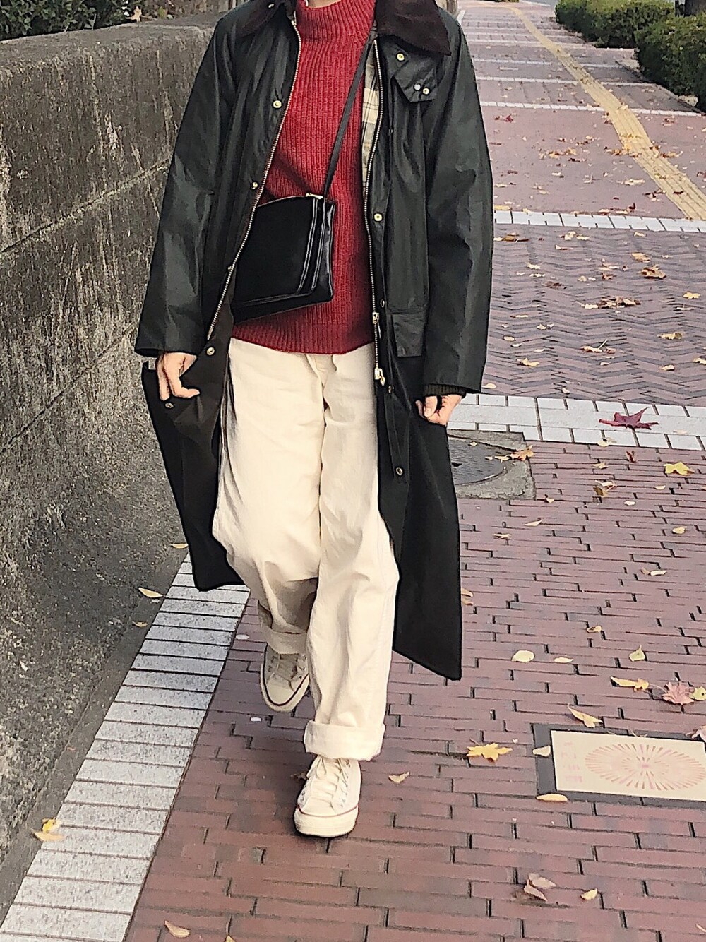 「シンプルコーデ、冬のコーデ、ニットコーデ、バブアー、白パンツ、コンバース、コート、カジュアルコーデ、お洒落さんとつながりたい、秋冬コーデ」｜「Barbourの【Barbour/バブアー】NEW BURGHLEY JACKET：コート（その他アウター、グリーン系）」を使った、ryo___kaさん（レディース・167cm）の冬コーディネートの1枚目の写真