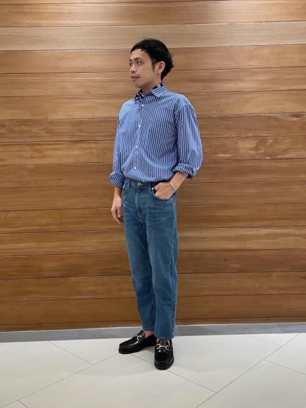 ブラック系のローファー、ブルー系のデニムパンツ、ブルー系のシャツ/ブラウスを着用したメンズの夏コーディネートの1枚目の写真