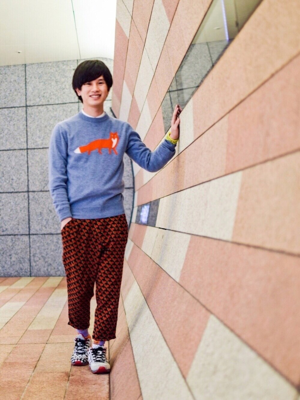 ブルー系のニット/セーター、ブルー系のその他パンツ、ホワイト系のスニーカーを着用したメンズの冬コーディネートの1枚目の写真