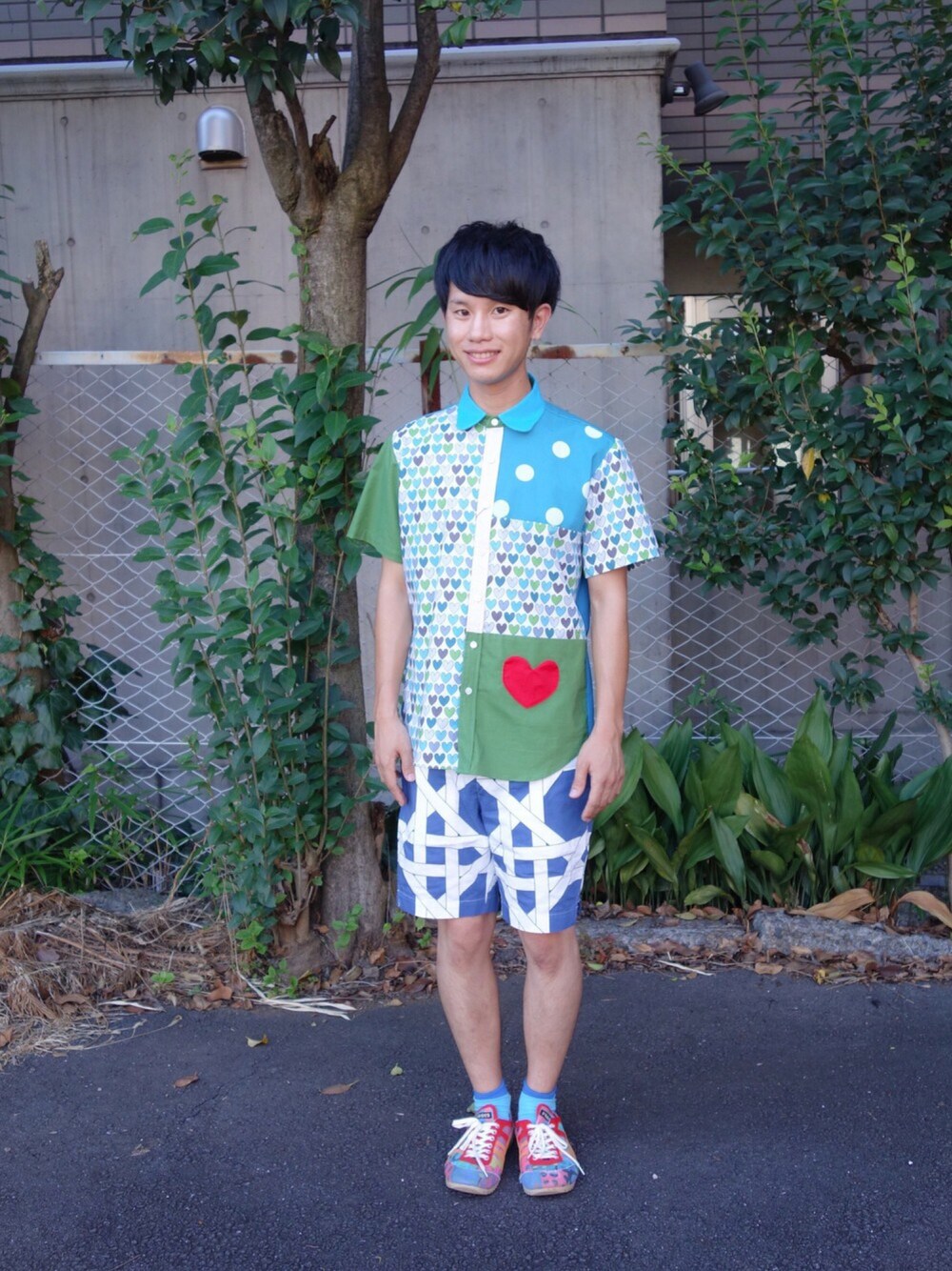 その他のシャツ/ブラウス、ブルー系のその他パンツ、その他のスニーカーを着用したメンズの夏コーディネートの1枚目の写真