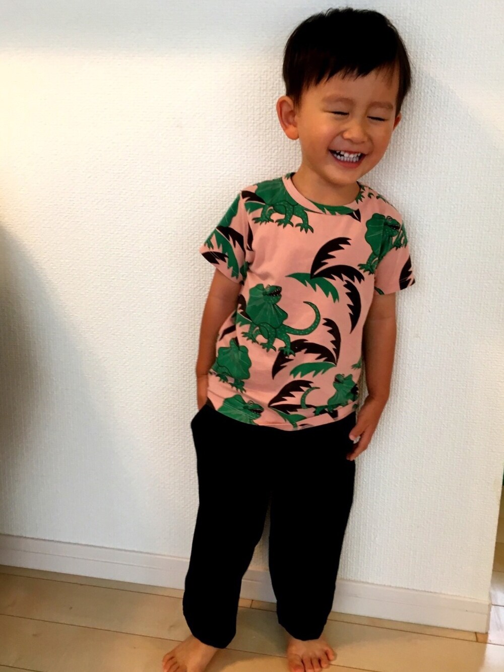 「男の子コーデ、2歳、はだし」｜「minirodiniのアイテム（Tシャツ/カットソー、ピンク系）」を使った、あさひさん（キッズ・74cm）の夏コーディネートの1枚目の写真