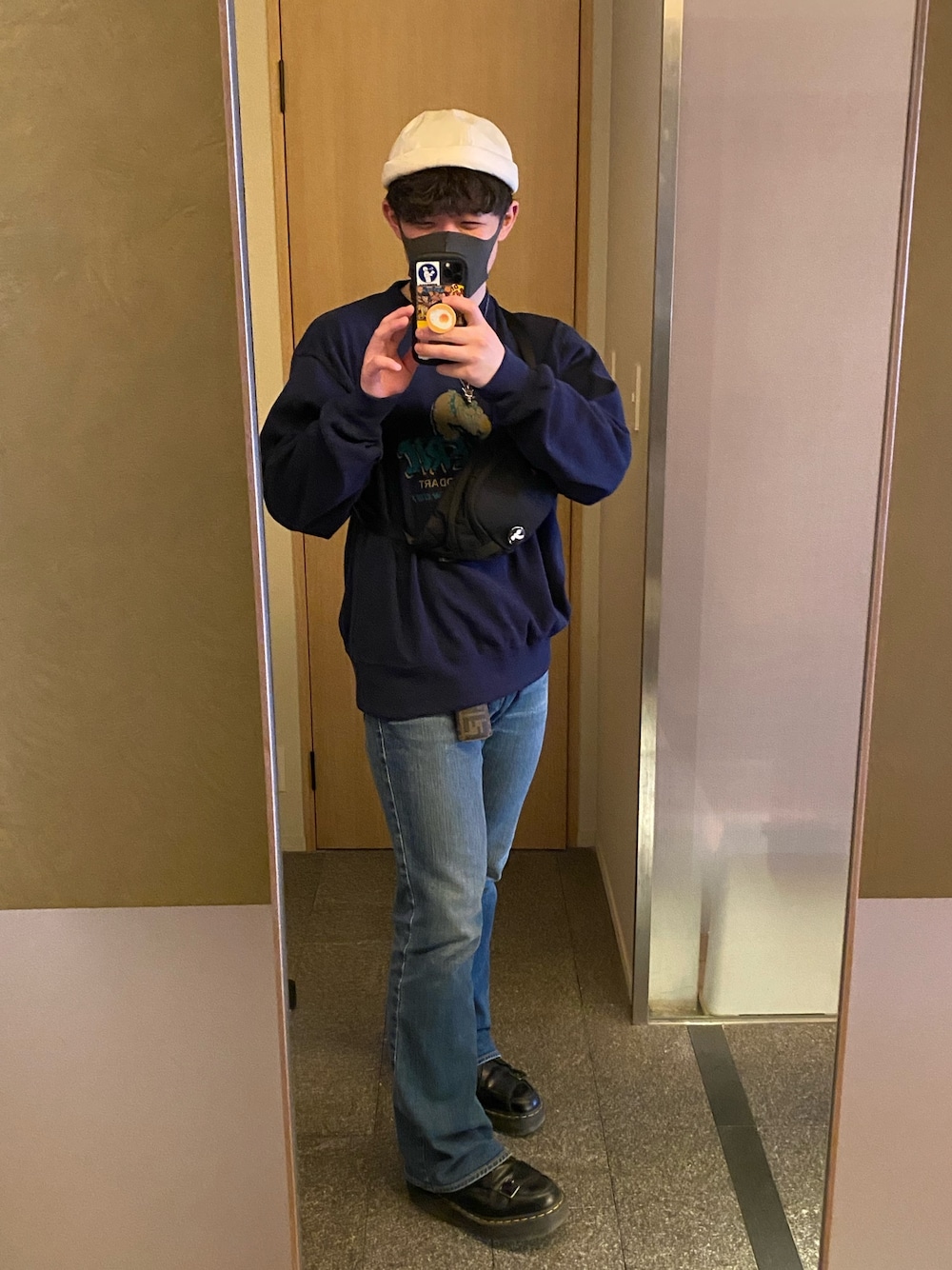 ブルー系のスウェット、ホワイト系のジャケット/アウターを着用したメンズの春コーディネートの1枚目の写真