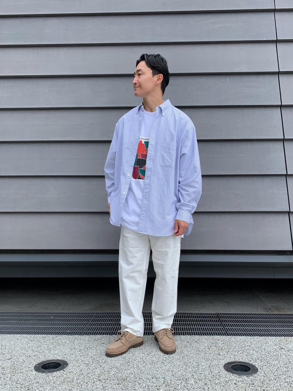 「リラックス、ストリート、シャツ/ブラウス、EXCLUTIVE ITEM STYLE、WIDE SILHOUETTE STYLE、T SHIRTS STYLE、ベーシック/トラッド」｜「Steven Alanの＜Ikki Kobayashi＞ PRINT TEE D/Tシャツ（Tシャツ/カットソー、ホワイト系）」を使った、小林 心さん（メンズ・173cm）の秋コーディネートの1枚目の写真