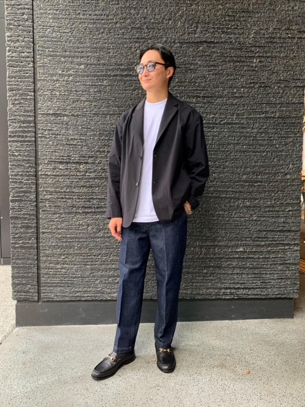 「ジャケット、トレンド、リラックス、シューズ、デニムパンツ、RECOMMEND  ITEM STYLING、WIDE SILHOUETTE STYLE、ベーシック/トラッド」｜「KANEKO OPTICALのUNITED ARROWS by KANEKO OPTICAL John SGLS/アイウェア MADE IN JAPAN（サングラス、ブラウン系）」を使った、小林 心さん（メンズ・173cm）の秋コーディネートの1枚目の写真