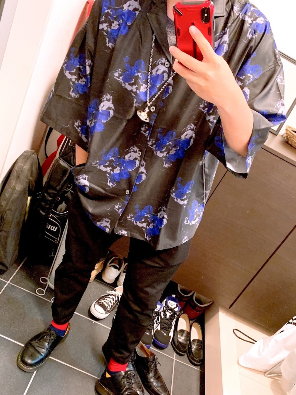 「柄シャツ、柄シャツコーデ、大学生、unrelaxing、EMMA  CLOTHES、Dr.Martens、Vivienne Westwood、casual、おしゃれさんと繋がりたい」｜「EMMA CLOTHESのカツラギストレッチ1タックアンクルテーパードチノパンツ（チノパンツ、ブラック系）」を使った、奏楽さん（メンズ・168cm）の夏コーディネートの1枚目の写真