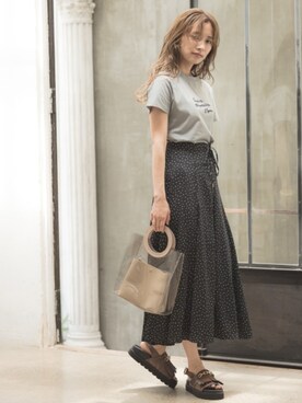 「mysty woman（ミスティウーマン）のフロッキーロゴＴシャツ 911410（Tシャツ/カットソー、ブルー系）」を使った、mystywoman_officialさん（レディース・166cm）の夏コーディネート