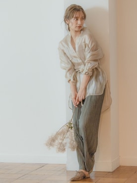 「mysty woman（ミスティウーマン）のシャイニーシアーシャツ 915604（シャツ/ブラウス、ベージュ系）」を使った、mystywoman_officialさん（レディース・166cm）の夏コーディネート
