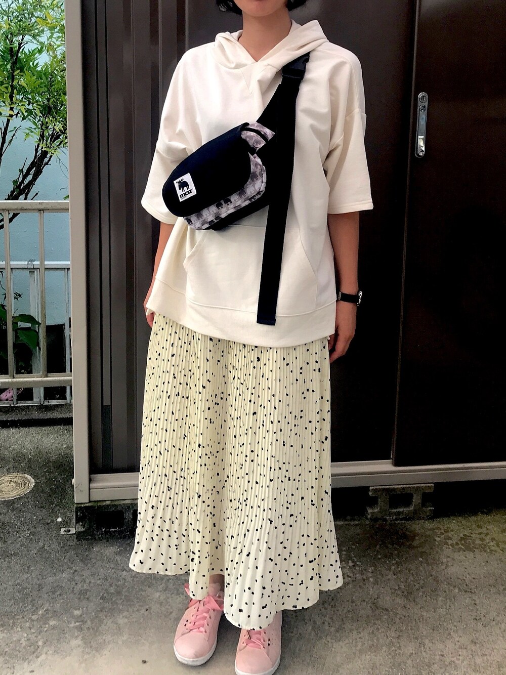 「シンプルコーデ、オールホワイト」｜「Samansa Mos2 blueのアイテム（パーカー、ホワイト系）」を使った、さんさん（レディース・160cm）の夏コーディネートの1枚目の写真
